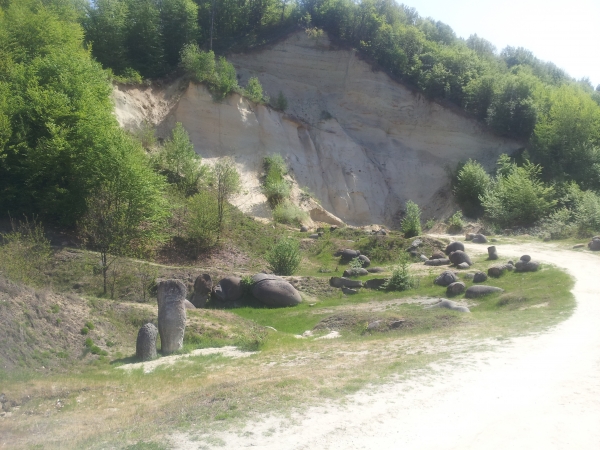 Rezervatia naturala muzeul Trovantilor Costesti poza